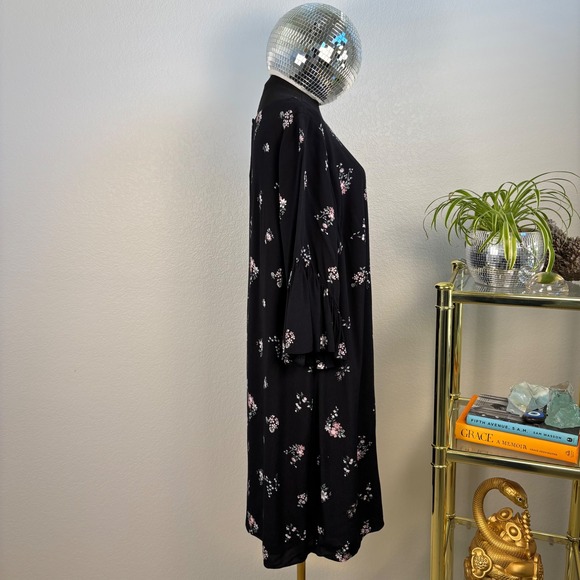 Vince Camuto Black Floral Print Shift Dress, women's Size 14W, Bell Sleeve - Picture 4 of 15